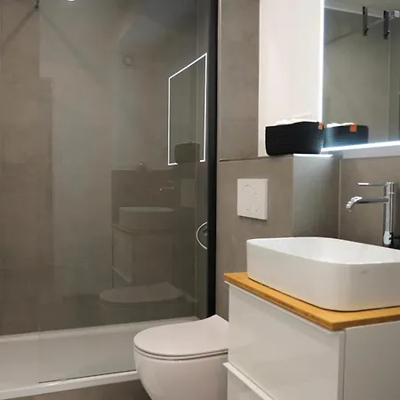 Zentral & Modern Naehe Duesseldorf Und Koeln ヴッパータール